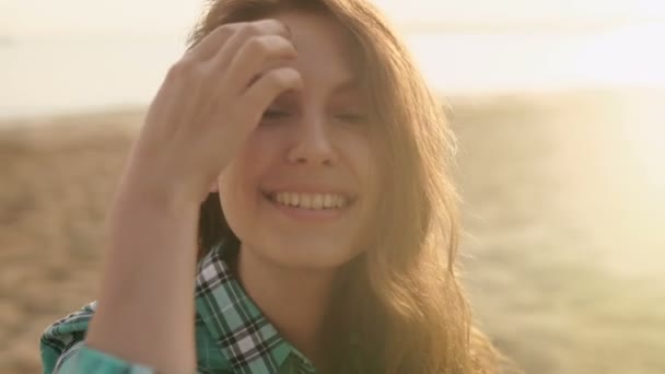 Close up de uma jovem mulher loira relaxada sorridente olhando para a praia — Vídeo de Stock