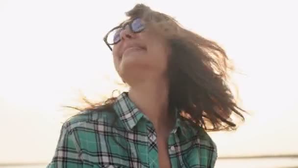 Közelről egy mosolygó nyugodt fiatal szőke nő keres el a strandon — Stock videók