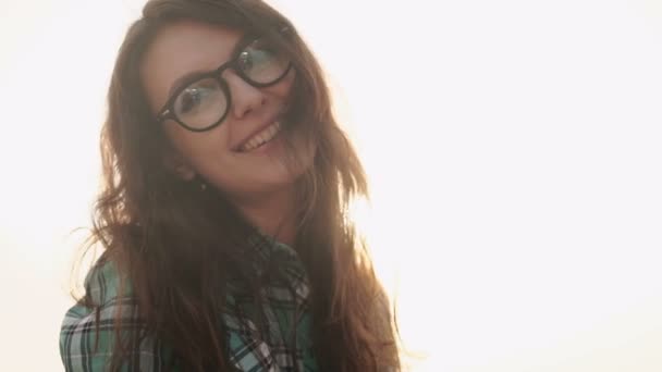 Acercamiento de una joven rubia sonriente y relajada mirando hacia la playa — Vídeos de Stock