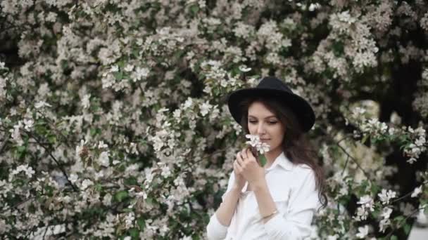 Bella donna naturale nel giardino di mela — Video Stock