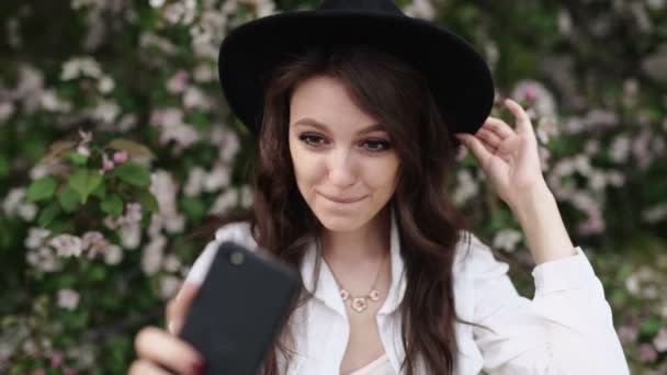 Femme heureuse prenant selfie sur tablette dans le jardin en fleurs . — Video