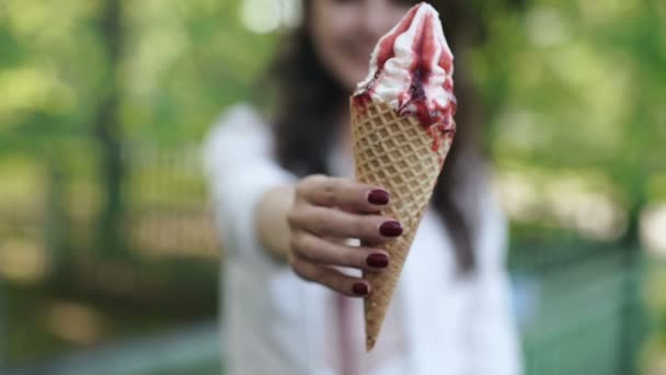 Lenteur de la motion. Portrait de jeune femme heureuse mangeant de la glace, en plein air — Video