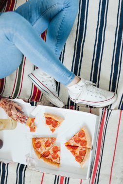 Japon kadın pizza yiyor