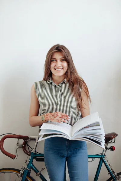 Jovem mulher bebendo café ou chá e leitura revista — Fotografia de Stock