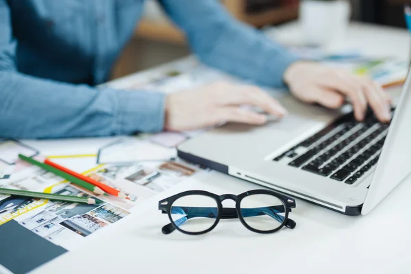 şık mimar planı üzerinde çalışma