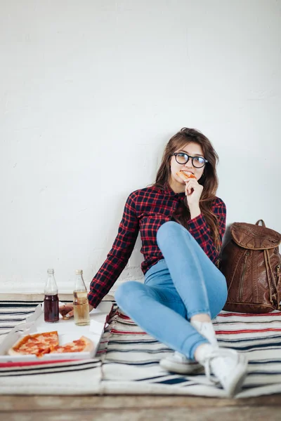 Japansk kvinna äter pizza — Stockfoto