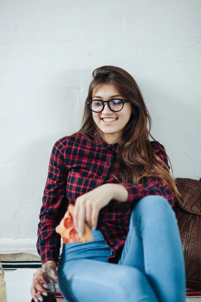 Japansk kvinna äter pizza — Stockfoto