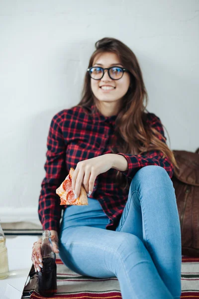 Japansk kvinna äter pizza — Stockfoto