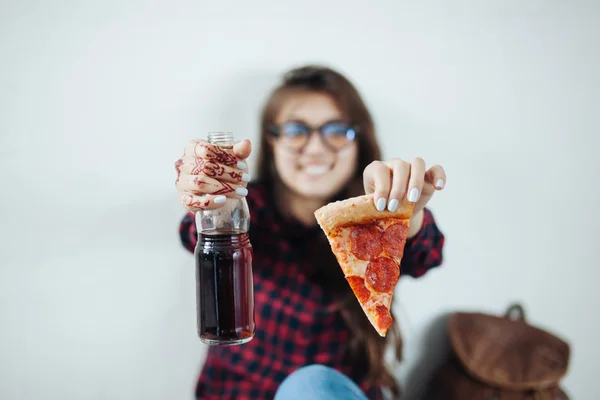 Japanese woman eats the pizza — Stock Photo, Image