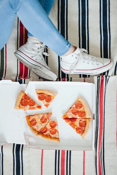 Japanese woman eats the pizza — Stock Photo, Image