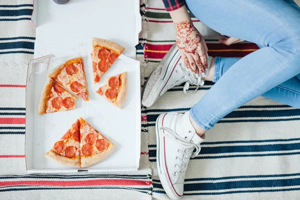 Japonês mulher come a pizza — Fotografia de Stock