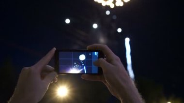 Fireworks yeni smartphone ile fotoğraf çekme adam elinde