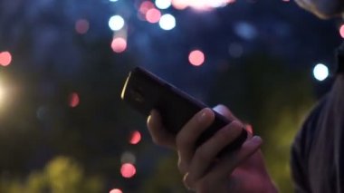 adam akıllı telefon, havai fişek arka plan olarak resim kullanma.