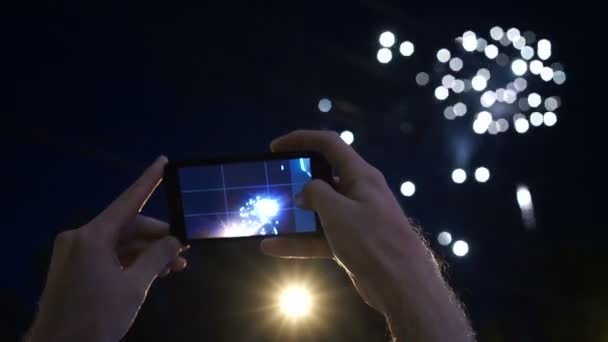 Τα χέρια του ανθρώπου λήψης της φωτογραφίας πυροτεχνήματα με το νέο smartphone — Αρχείο Βίντεο