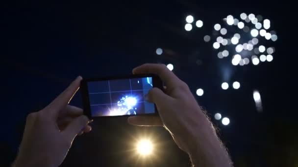 Die Hände des Mannes, der das Foto mit dem neuen Smartphone zum Feuerwerk macht — Stockvideo