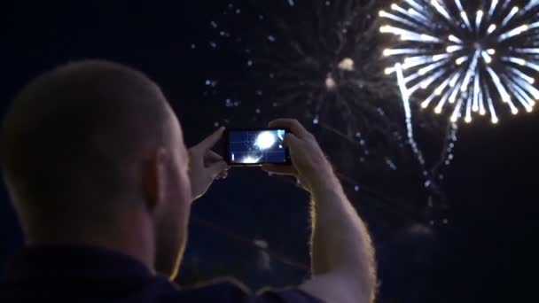 Mãos de homem levando a foto para fogos de artifício com o novo smartphone — Vídeo de Stock