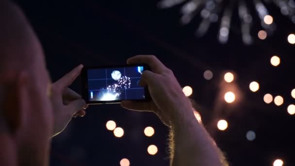 Handen van man nemen van de foto tot vuurwerk met de nieuwe smartphone — Stockvideo