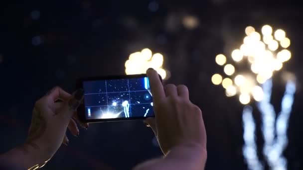 Τα χέρια του ανθρώπου λήψης της φωτογραφίας πυροτεχνήματα με το νέο smartphone — Αρχείο Βίντεο