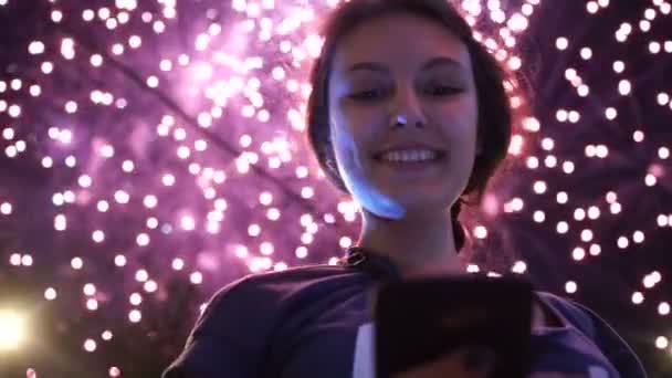 Mädchen benutzen Smartphone, Bild von Feuerwerk als Hintergrund. — Stockvideo