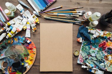 Art studio boyama araçları.