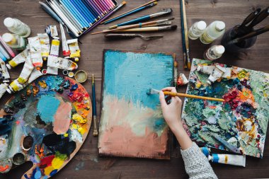 Art studio boyama araçları.