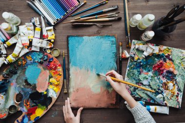 Art studio boyama araçları.