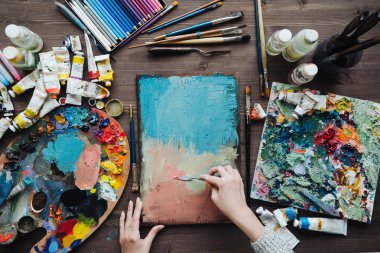 Art studio boyama araçları.