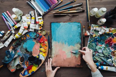 Art studio boyama araçları.