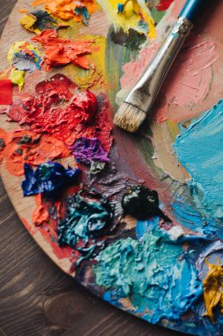 Palette yağlı boya fırça ile karışımları