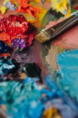 Palette yağlı boya fırça ile karışımları