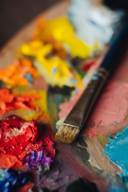 Palette yağlı boya fırça ile karışımları