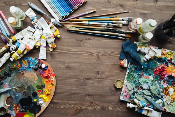 Art studio boyama araçları.