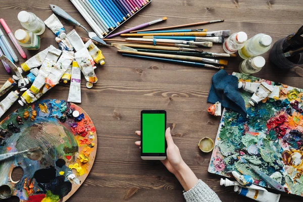 La mano sostiene el teléfono móvil — Foto de Stock