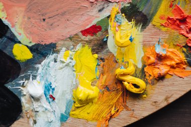 Karıştırma işlemi sanat iş yerinde boya portre.