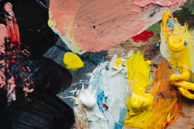 Karıştırma işlemi sanat iş yerinde boya portre.