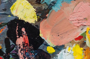 Renkli arka plan üzerinde ahşap bir masa yağlı boya yaptı