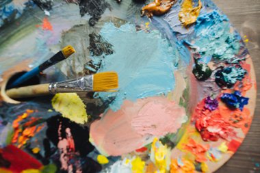 Ressam palet sarı ve kırmızı petrol boya karışımları.