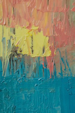 Renkli arka plan yapılmış yağlı boya.