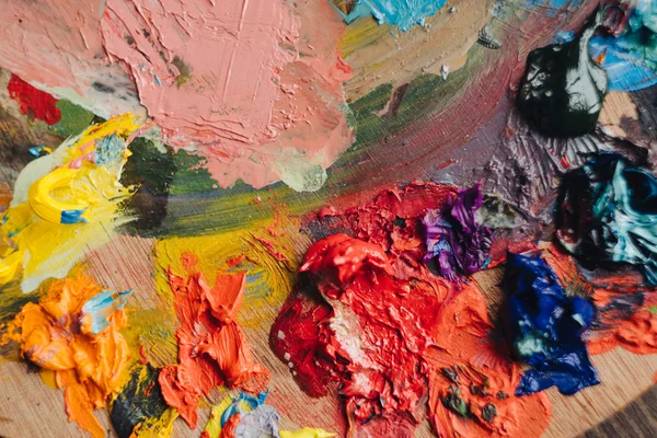 Fundo colorido fez pinturas a óleo em uma mesa de madeira — Fotografia de Stock