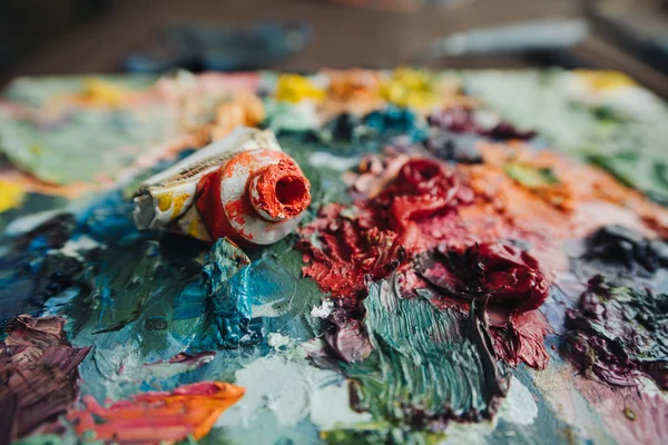 Artistas pinturas a óleo na paleta de madeira . — Fotografia de Stock