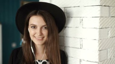 Şehir sokaklarında poz veren şapkalı güzel bir kadın. Avrupa tatili