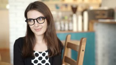 eğitim, vizyon ve portre kavramı. evde gözlük genç öğrenci kız