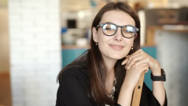 Éducation, vision et concept de portrait. adolescent étudiant fille dans lunettes à la maison — Video