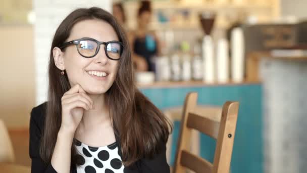 Éducation, vision et concept de portrait. adolescent étudiant fille dans lunettes à la maison — Video