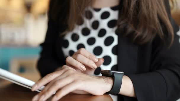 Mujer con reloj inteligente trabajando en la tableta — Vídeos de Stock