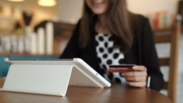 Kadın alışveriş kullanarak tablet pc ve kredi kartı.indoor.close-up — Stok video