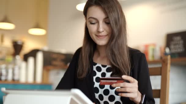 Женщина покупки с помощью планшетного ПК и кредитной карты .indoor.close-up — стоковое видео
