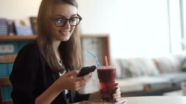 İçki İçen Kadın Cep Telefonu Teknolojisi