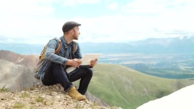 ekran arka planda dağların dijital tablet dokunmadan eller mans