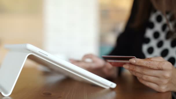 Mujer de compras con tablet PC y tarjeta de crédito .indoor.close-up — Vídeos de Stock